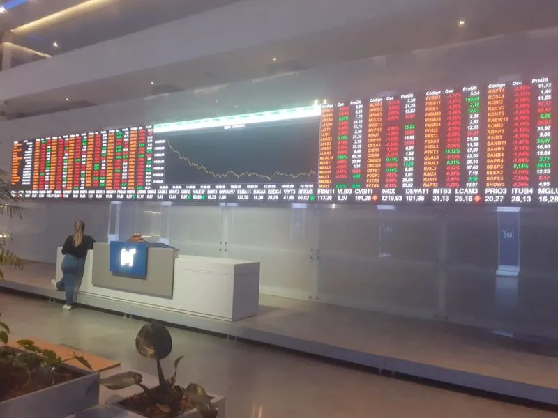 Ibovespa abre em queda com dados de emprego dos EUA e política local no foco