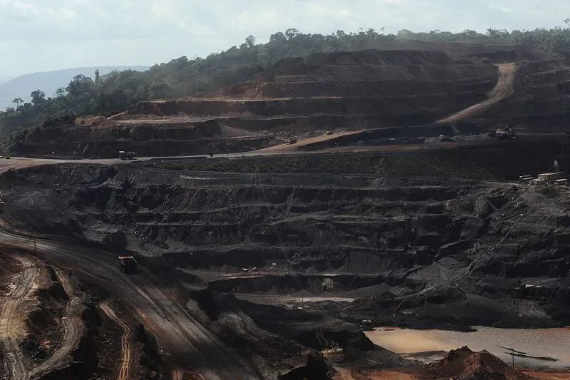 Minério de ferro recua com enfraquecimento da demanda chinesa